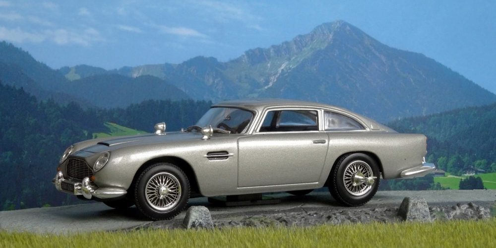 Bondův vůz Aston Martin.