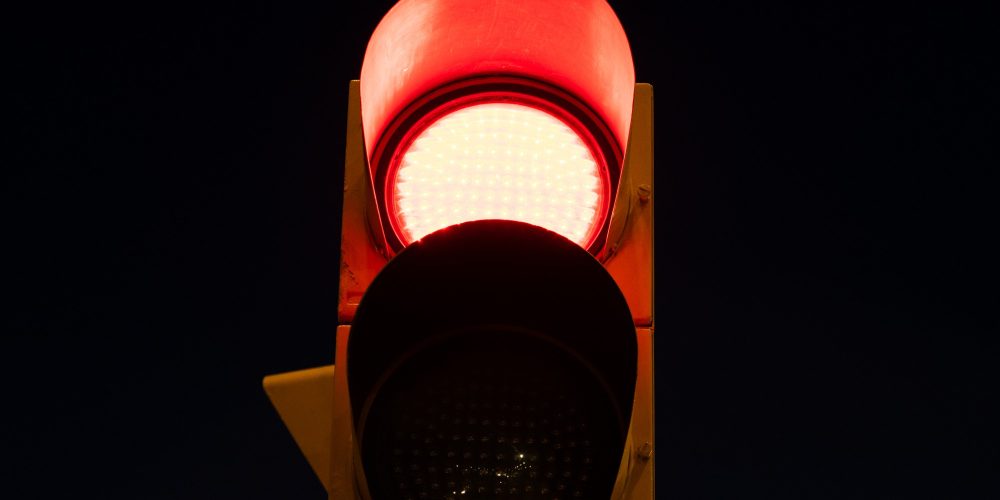 Červené světlo na semaforu.