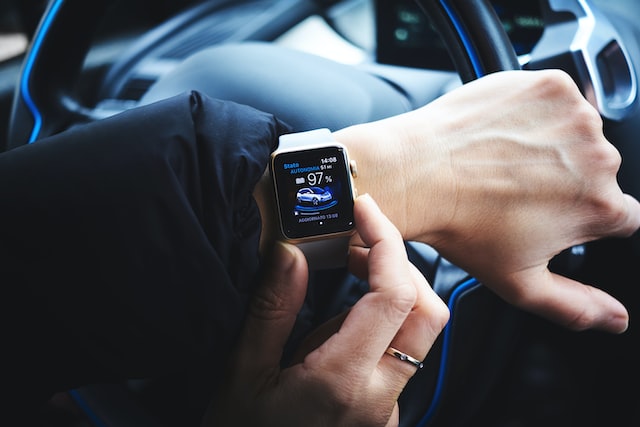 Chytré hodinky komunikující s automobilem.