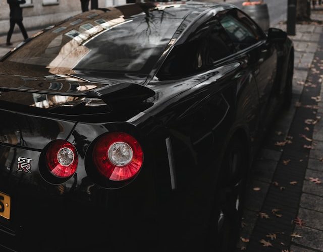 Černý Nissan GT-R na ulici.