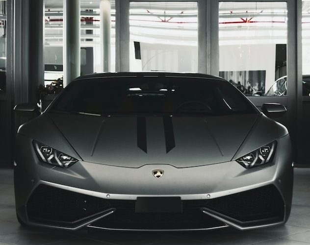 Stříbrné Lamborghini.