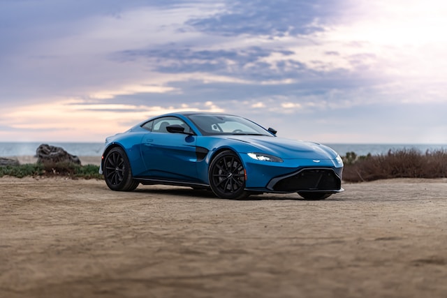 Modrý vůz Aston Martin.