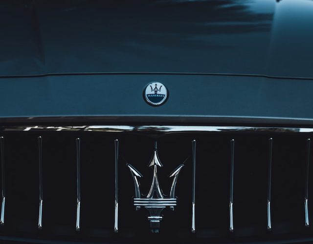 Přední část vozu Maserati.