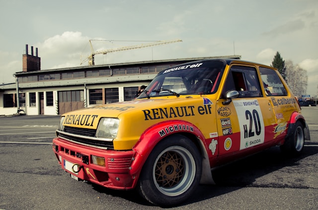 Závodní vůz Renault.