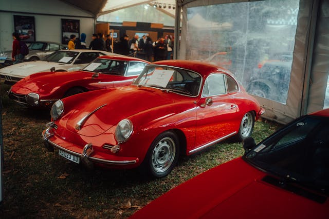 Červené Porsche 356.